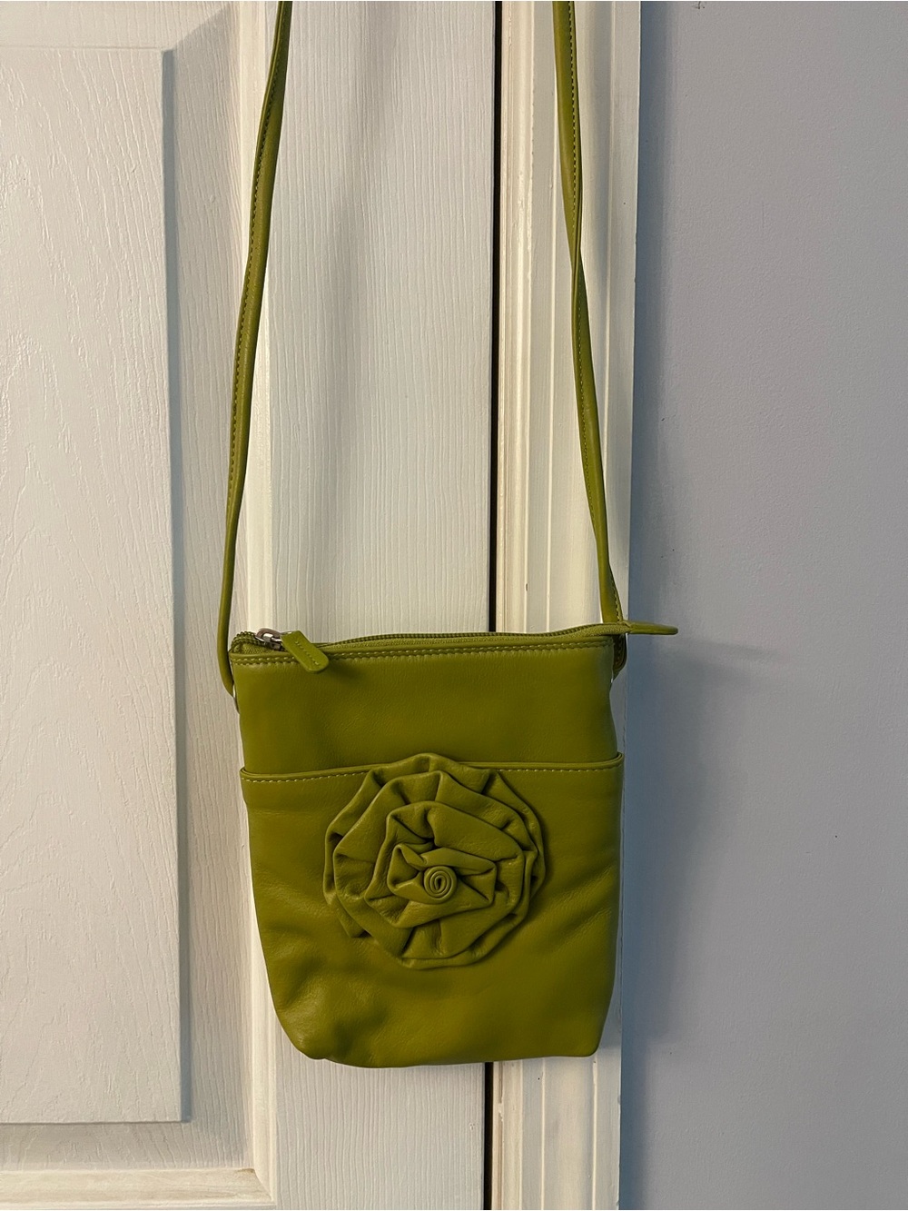 ILI genuine leather Rosette Crossbody Bag for Women